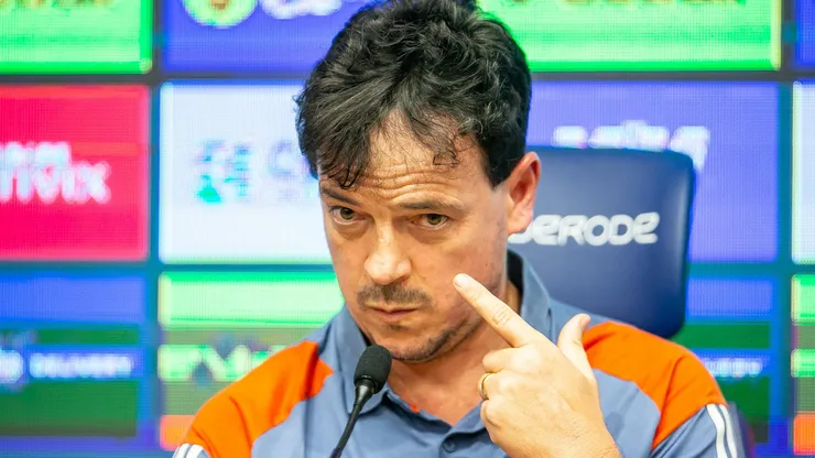 Fernando Diniz durante coletiva em sua apresentação.
