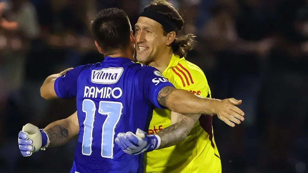 Ramiro comemora seu gol com Cássio – Foto: Joisel Amaral/AGIF