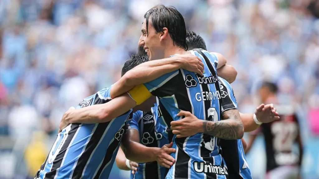 Jogadores do Grêmio comemoram gol diante do São Paulo – Foto: Maxi Franzoi/AGIF