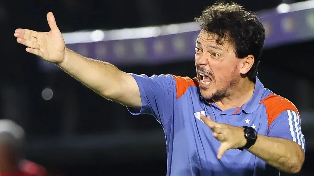 Fernando Diniz é alvo de críticas em empate do Cruzeiro –  Foto: Joisel Amaral/AGIF