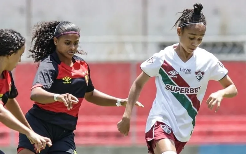Jogadora do Fluminense, disputa lance com as rivais do Sport-PE no duelo da Copinha Feminina 2024.           Foto: Henrique Barreto/Flumininense