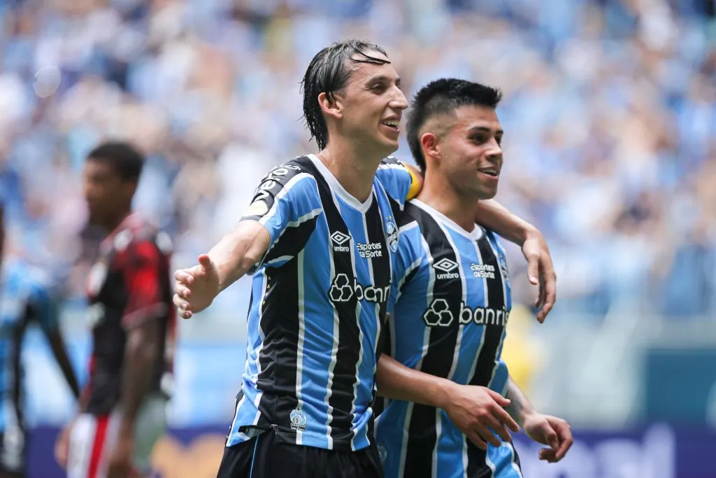 Geromel e Aravena comemoram gol pelo Imortal. Foto: Maxi Franzoi/AGIF