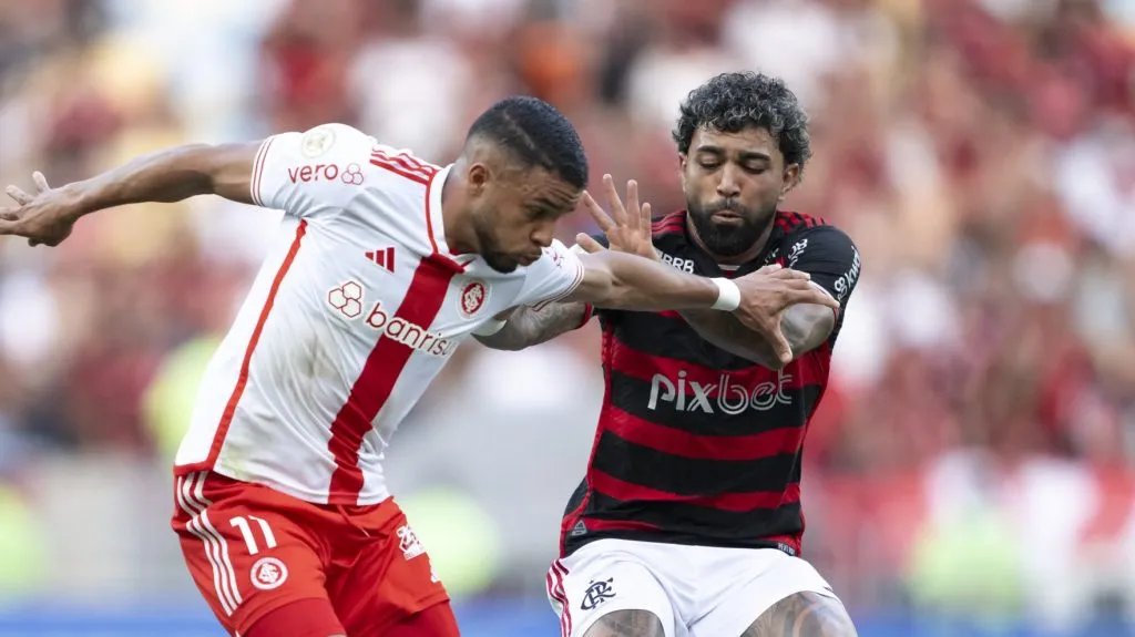 Gabi jogador do Flamengo disputa lance com Wanderson jogador do Internacional durante partida no estadio Maracana pelo campeonato Brasileiro A 2024. Foto: Jorge Rodrigues/AGIF