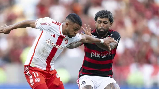 . Foto: Jorge Rodrigues/AGIF – Gabi em disputa de bola com jogador do Internacional, no Maracanã.
