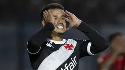 Coutinho se lamentando após lance desperdiçado contra o Dragão