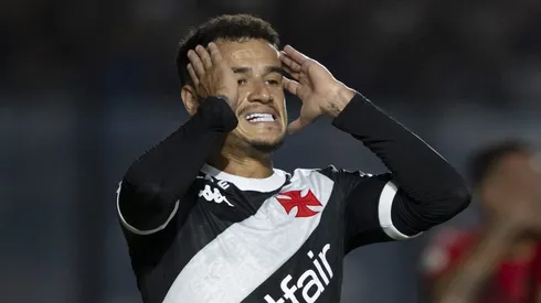 Coutinho se lamentando após lance desperdiçado contra o Dragão