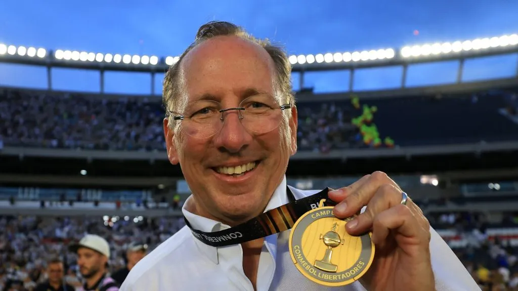 John Textor com a medalha de campeão da Libertadores.