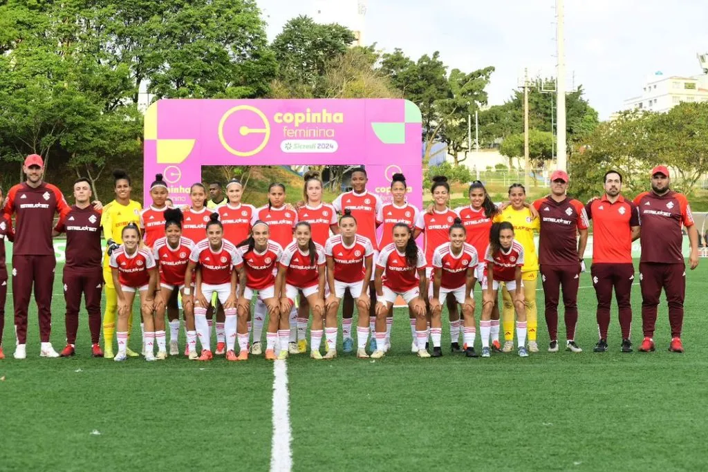 Gurias Coloradas, posam para foto oficial da Copinha Feminina antes do duelo vitorioso sobre o Bragantino. Foto: Marcos Ribolli / Ag. Paulistão