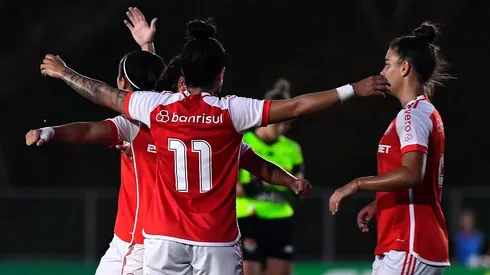 Gurias Coloradas, comemoram vitoria sobre o Bragantino na estreia da Copinha Feminha 2024