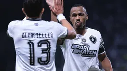 Marlon Freitas comemora lance com Alex Telles