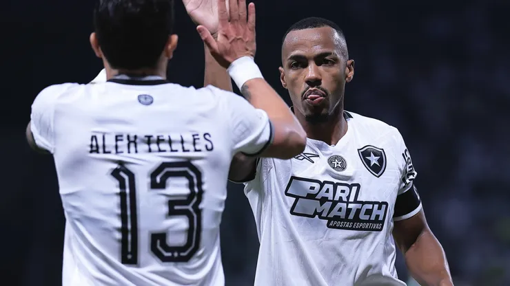 Marlon Freitas comemora lance com Alex Telles
