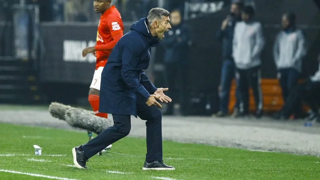 Pedro Caixinha toma decisão sobre negociação com o Grêmio – Foto: Marco Miatelo/AGIF