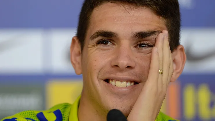 Oscar durante entrevista em treinamento da Seleção Brasileira, em 2014.