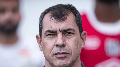 Carille durante partida do Peixe na Vila Belmiro em 2024.