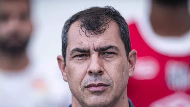 Carille durante partida do Peixe na Vila Belmiro em 2024.