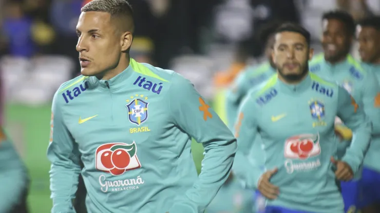 Guilherme Arana jogador do Brasil durante aquecimento antes da partida contra o Equador no estadio Couto Pereira pelo campeonato Eliminatorias Copa Do Mundo 2026. Foto: Gabriel Machado/AGIF