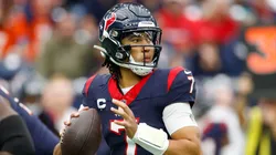 C.J. Stroud busca lançamento pelo Houston Texans em partida da NFL diante do Denver Broncos. Foto: ZUMA Press, Inc. / Alamy Stock Photo