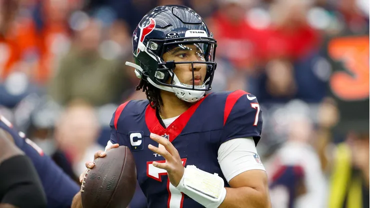 C.J. Stroud busca lançamento pelo Houston Texans em partida da NFL diante do Denver Broncos. Foto: ZUMA Press, Inc. / Alamy Stock Photo