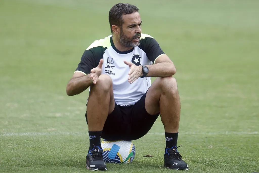 Artur Jorge ainda não deu a resposta a Textor se irá continuar no Botafogo