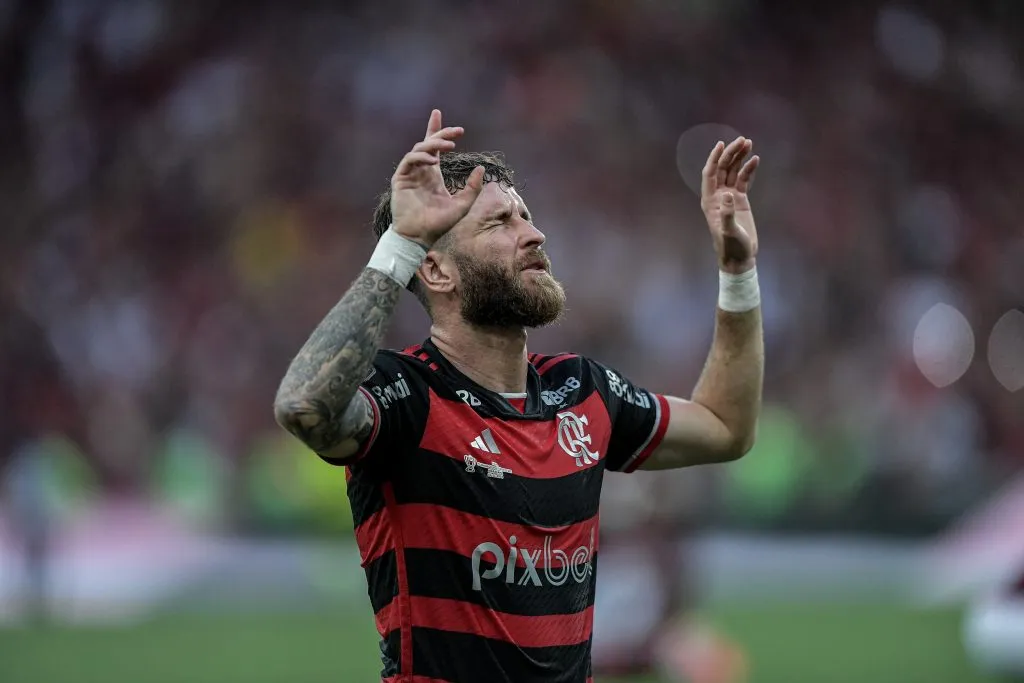 Zagueiro continua nos planos do Rubro-Negro para 2025. Foto: Thiago Ribeiro/AGIF