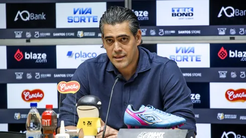 Paulo Bracks em coletiva pelo Santos