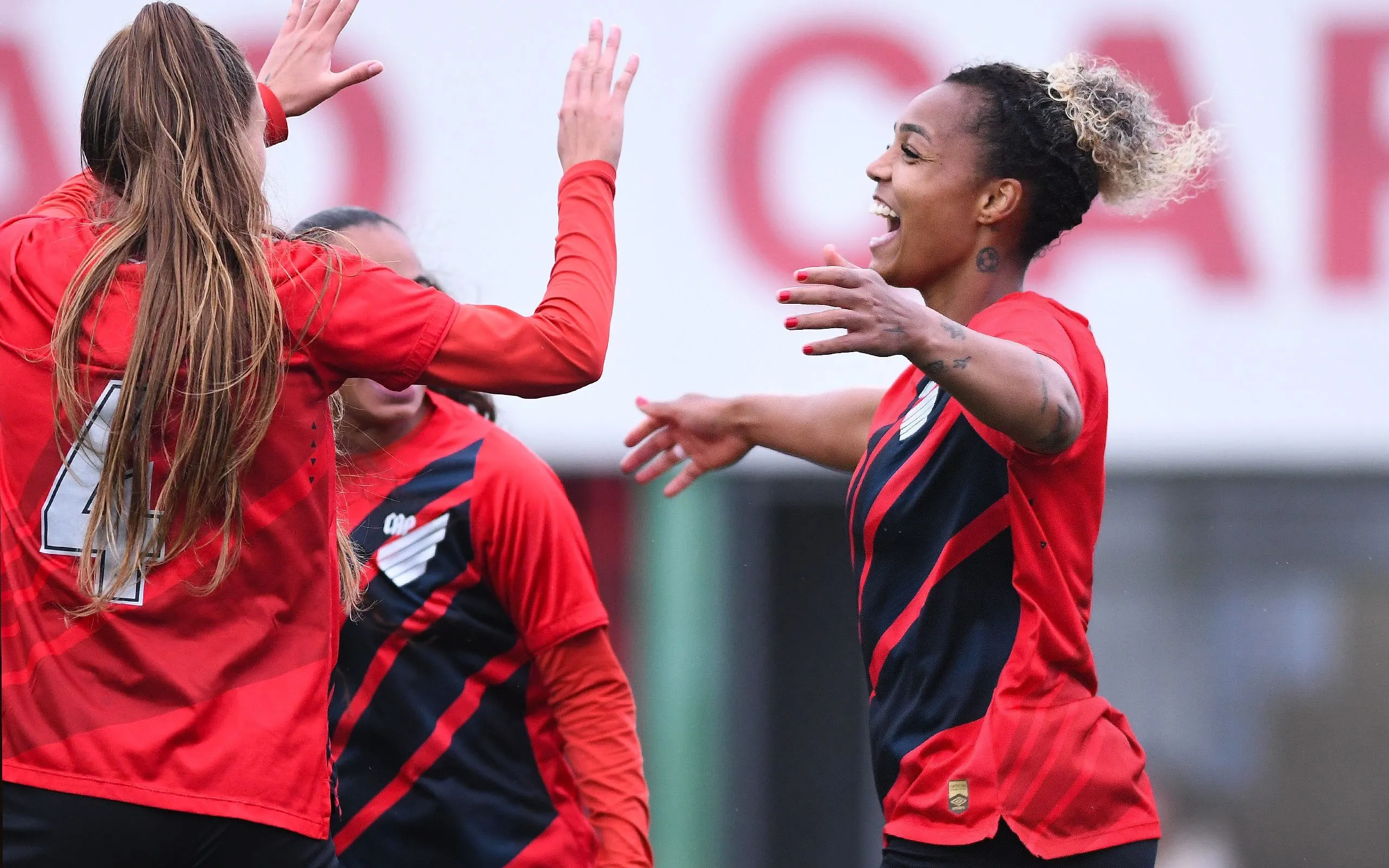 Gurias Furacão comemoram a goleada de 9 a 0 sobre Toledo EC na estreia do Campeonato Paranaense Feminino de 2024. Foto: Gustavo Oliveira/Athletico-PR