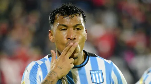 Roger Martínez comemorando gol pelo Racing na liga argentina.