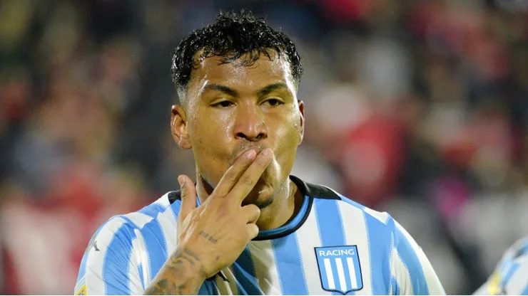 Roger Martínez comemorando gol pelo Racing na liga argentina.