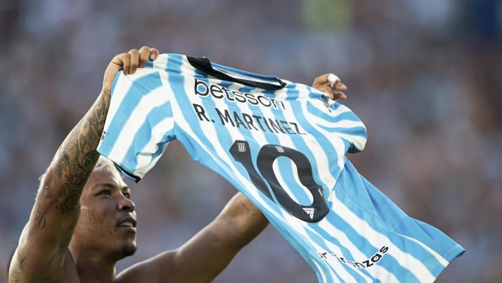 Foto: IMAGO /&nbsp;Sports Press Photo – Roger Martínez, na mira da diretoria santista, ainda não definiu o seu futuro.