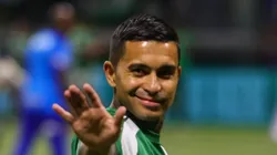 Dudu no banco de reservas contra o Juventude.