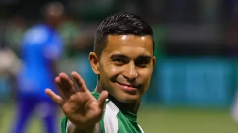 Dudu no banco de reservas contra o Juventude.