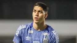 Jair em aquecimento do Peixe na Série B.