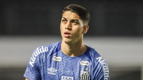 Jair em aquecimento do Peixe na Série B.