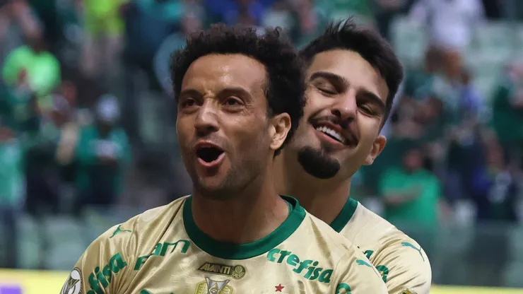 Felipe Anderson comemora gol pelo Palmeiras ao lado de Flaco López e Caio Paulista.