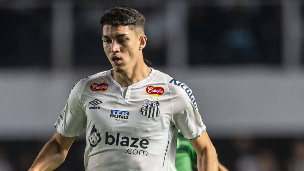 Foto: IMAGO /&nbsp;Fotoarena – Jair pode deixar o Santos e virar reforço do rival.