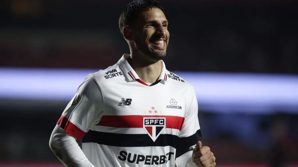 Calleri jogador do Sao Paulo comemora seu gol , anulado, durante partida contra o Vitoria no estadio Morumbi pelo campeonato Brasileiro A 2024. Foto: Anderson Romao/AGIF
