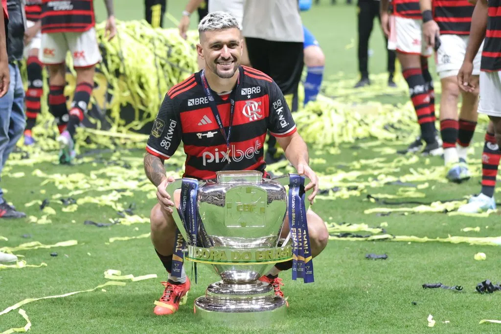 Arrascaeta com a taça da Copa do Brasil 2024. Foto: Gilson Lobo/AGIF