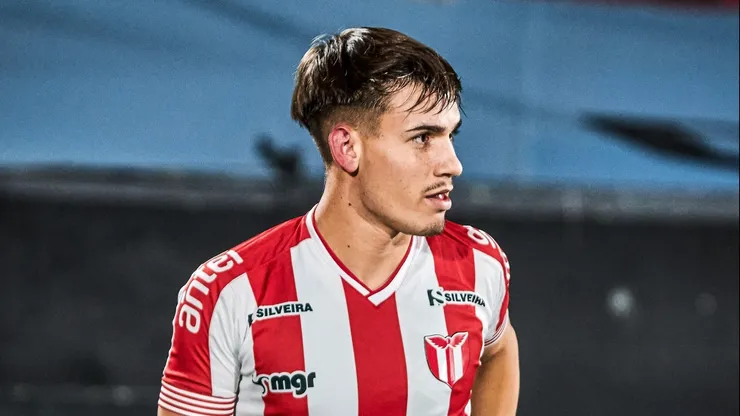 Foto: Twitter do River Plate/URU - Joaquín Lavega em ação pelo River Plate/URU