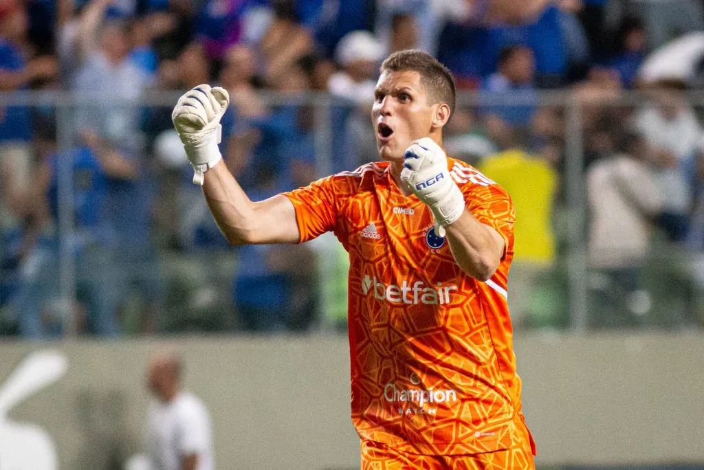 Rafael Cabral em partida pela Raposa, no Campeonato Mineiro de 2023. Foto: Fernando Moreno/AGIF