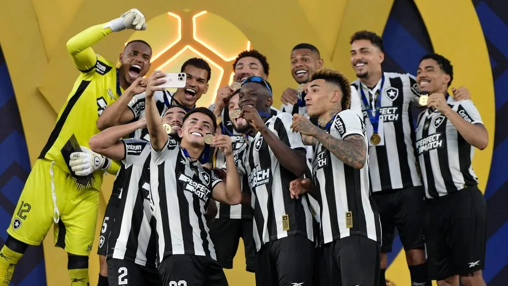 Jogadores do Botafogo comemoram título de campeão Brasileiro. Foto: Thiago Ribeiro/AGIF
