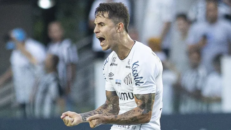 Meio-campista em partida pelo Santos, em 2022
