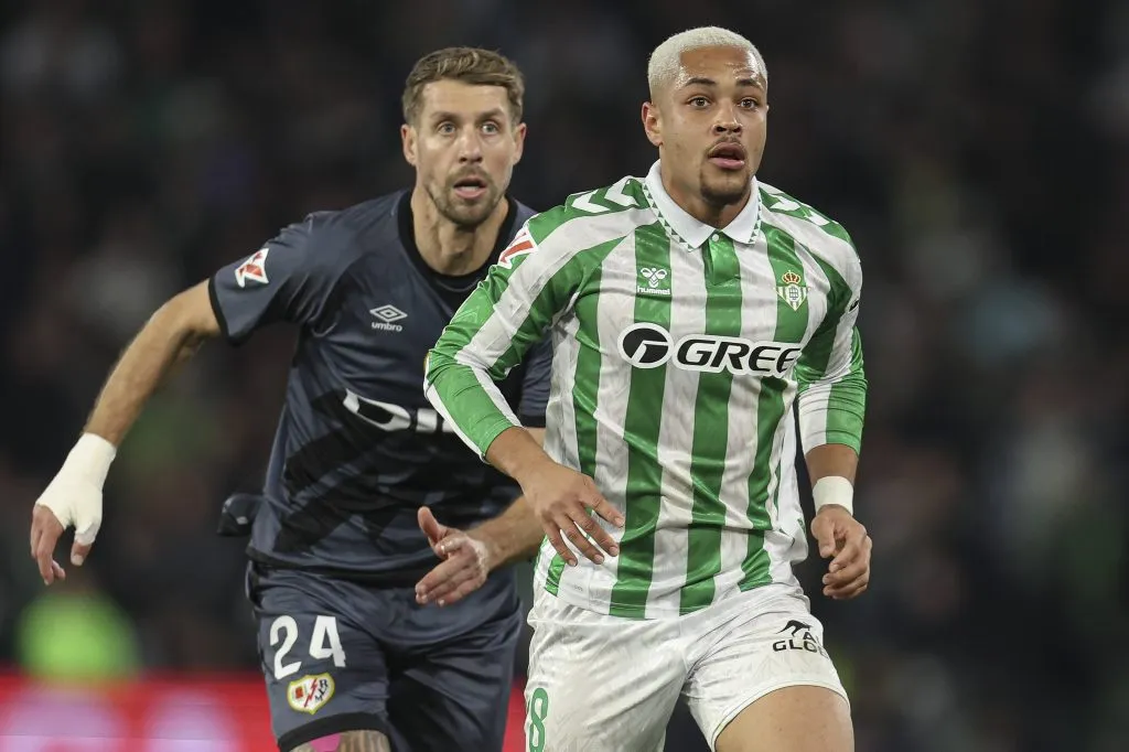 Vitor Roque já marcou seis gols pelo Betis e vem atraindo interesse de times da Europa e do Brasil.