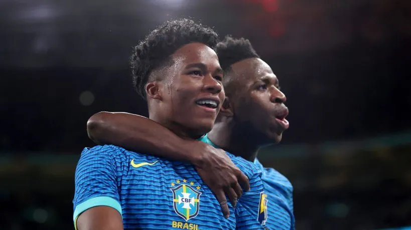 Endrick e Vini Jr. na Seleção Brasileira em 2024. Foto: Catherine Ivill/Getty Images