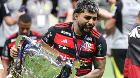 Jogador Gabriel Gabigol do Flamengo comemora o T[itulo de Campeao com a taca da copa do Brasil ao final da partida contra o Atletico no estadio Arena MRV pelo campeonato Copa Do Brasil 2024. Foto: Gilson Lobo/AGIF