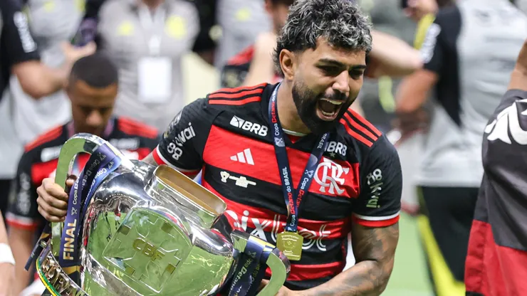 Jogador Gabriel Gabigol do Flamengo comemora o T[itulo de Campeao com a taca da copa do Brasil ao final da partida contra o Atletico no estadio Arena MRV pelo campeonato Copa Do Brasil 2024. Foto: Gilson Lobo/AGIF