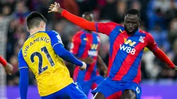 Jogadores dividem a bola em partida da Premier League entre Crystal Palace e Southampton. Foto: MI News & Sport / Alamy Stock Photo