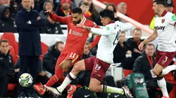 Mohamed Salah divide a bola com Edson Alvarez em partida da Carabao Cup entre Liverpool e West Ham. Foto: Sportimage Ltd / Alamy Stock Photo