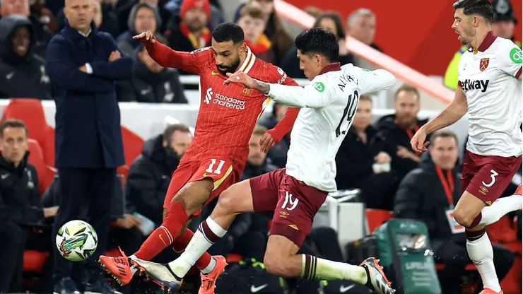 Mohamed Salah divide a bola com Edson Alvarez em partida da Carabao Cup entre Liverpool e West Ham. Foto: Sportimage Ltd / Alamy Stock Photo