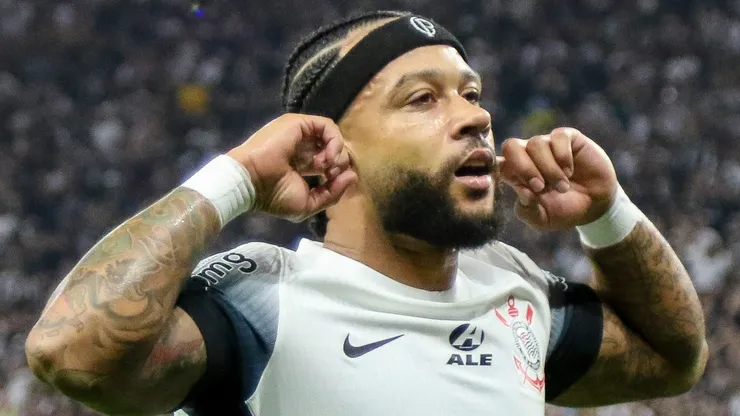 MEMPHIS DEPAY jogador do Corinthians comemora seu gol durante partida contra o Bahia no estadio Arena Corinthians pelo campeonato Brasileiro A 2024. Foto: Joisel Amaral/AGIF
