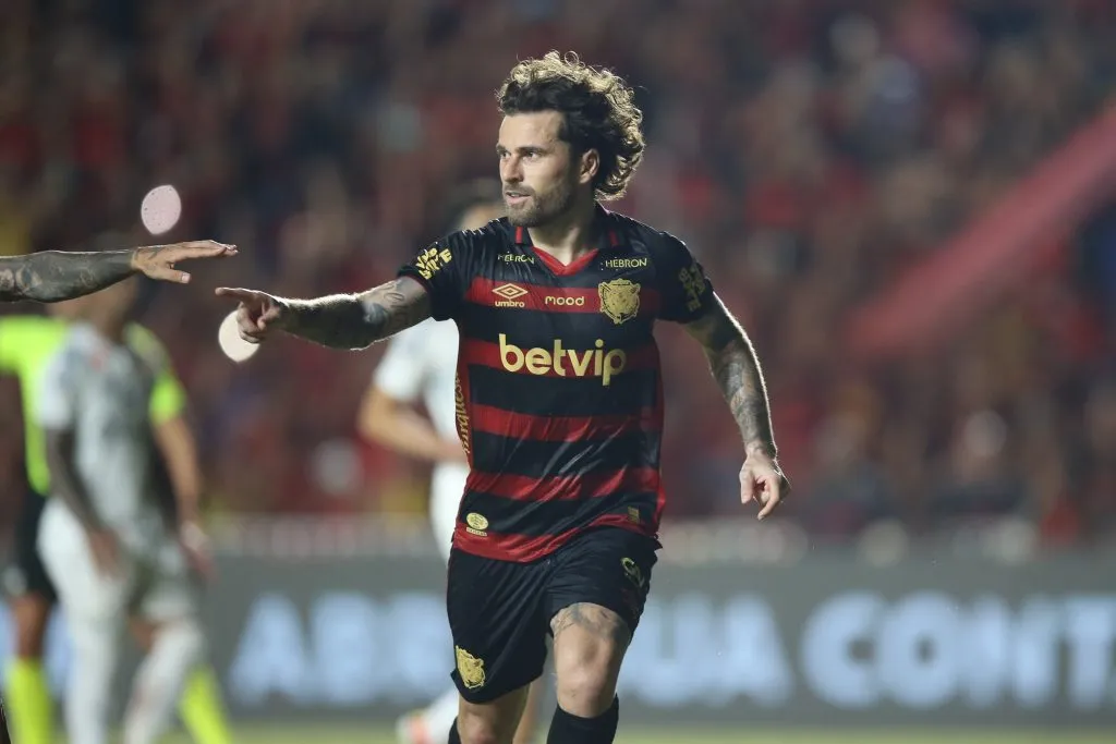 Lucas Lima, jogador do Sport, comemora seu gol durante a partida entre Sport e Santos na Ilha do Retiro em Recife (PE), pelo campeonato brasileiro da Serie B 2024. Foto: Marlon Costa/AGIF